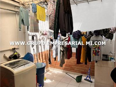 Casa de 5 alcobas en venta en Estadio, Medellín, 237 m² · foto 10 de 12