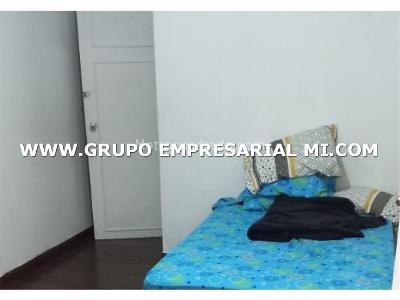 Casa de 5 alcobas en arriendo en Laureles, Medellín, 420 m² · foto 9 de 15