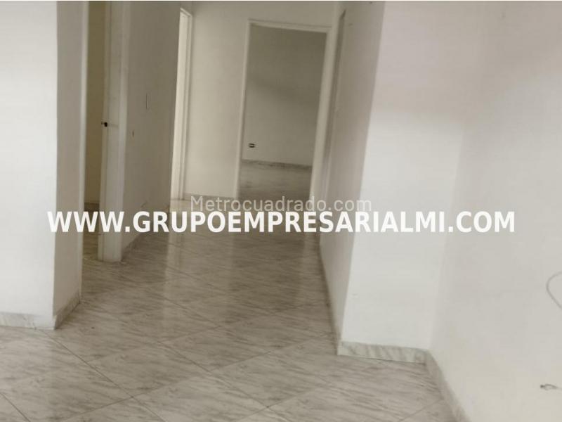 Apartamento Amplio de 5 Alcobas en Laureles - 4