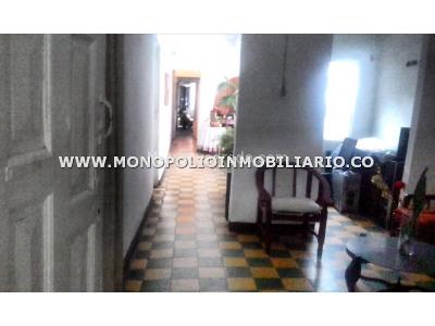 Casa de 5 alcobas en venta en San Javier, Medellín, 300 m² · foto 2 de 6