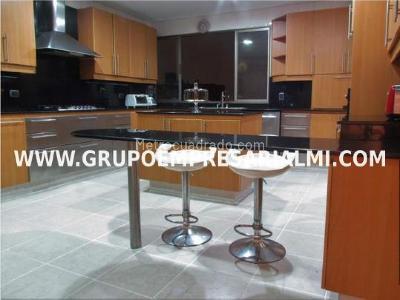 Apartaestudio en arriendo en Los Balsos, Medellín, 300 m² · foto 2 de 18