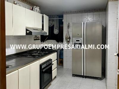 Apartamento de 3 alcobas en venta en Laureles, Medellín, 142 m² · foto 2 de 17