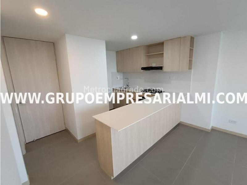 Luxurious 3BR Apartment with City Views in Guayabal - 3