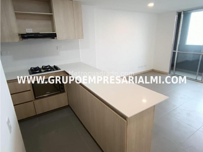Luxurious 3BR Apartment with City Views in Guayabal - 5