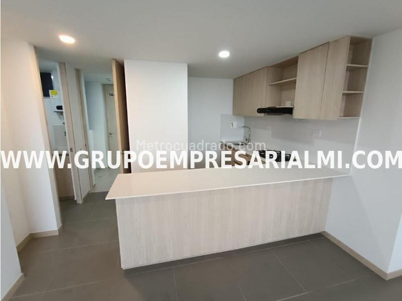 Luxurious 3BR Apartment with City Views in Guayabal - 9