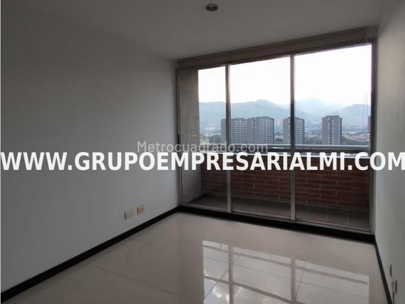 Apartamento de 3 Alcobas en El Poblado con Vista en Piso Alto