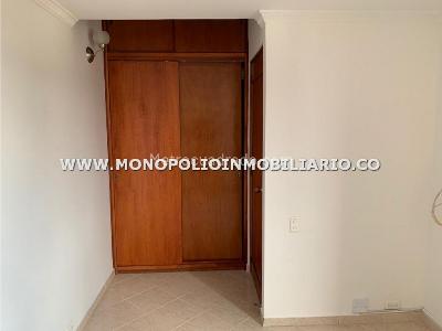 Apartamento de 5 alcobas en venta en Los Colores, Medellín, 141 m² · foto 3 de 8