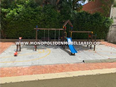 Apartamento de 5 alcobas en venta en Los Colores, Medellín, 141 m² · foto 6 de 8