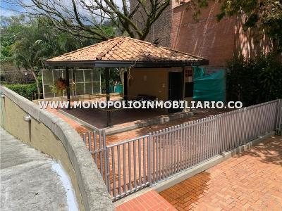 Apartamento de 5 alcobas en venta en Los Colores, Medellín, 141 m² · foto 7 de 8