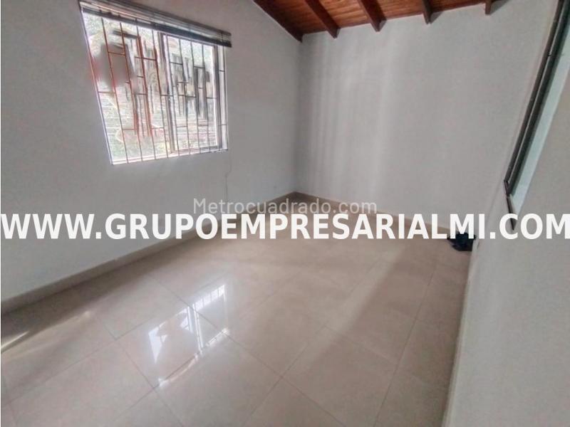 Casa Amplia de 5 Alcobas en Arriendo en Laureles - 2
