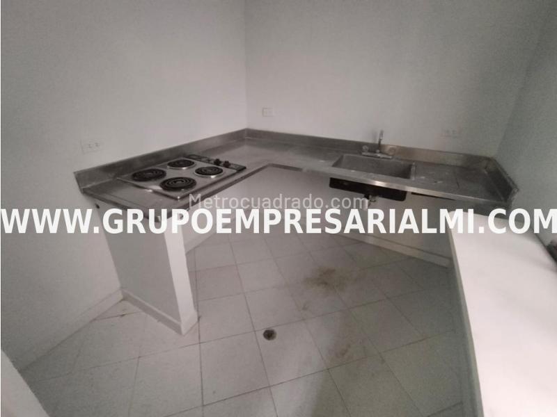 Casa Amplia de 5 Alcobas en Arriendo en Laureles - 4