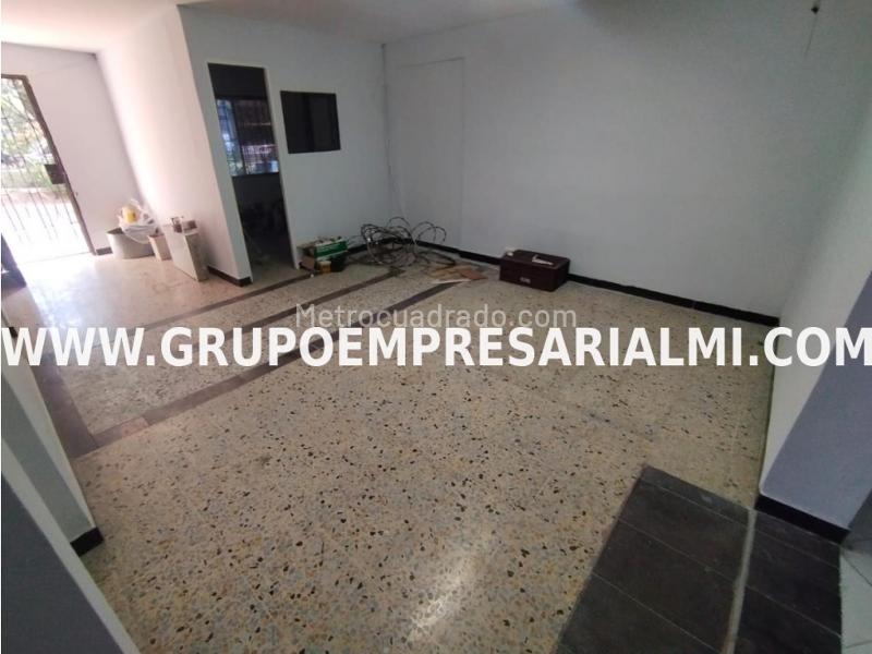 Casa Amplia de 5 Alcobas en Arriendo en Laureles - 5