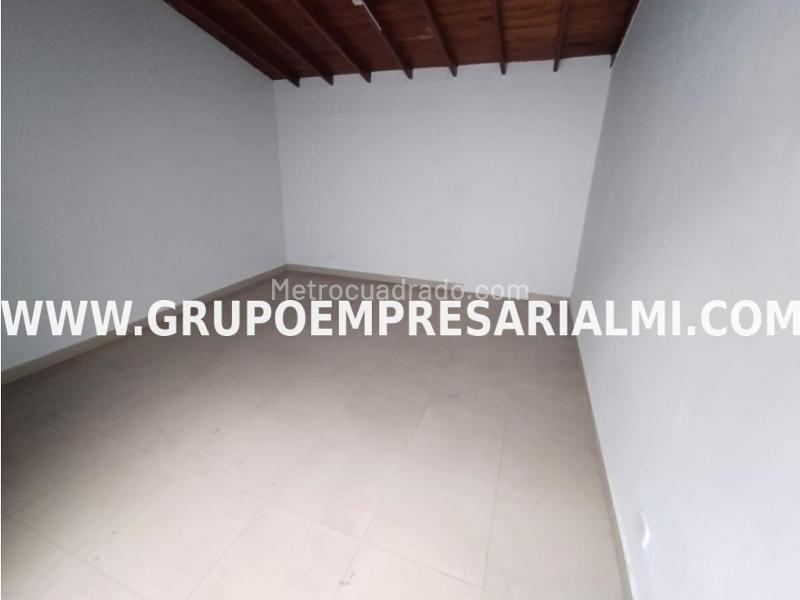 Casa Amplia de 5 Alcobas en Arriendo en Laureles - 9