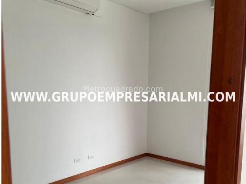 Luxury 2BR Apartment with 3 Baths in El Tesoro - 9