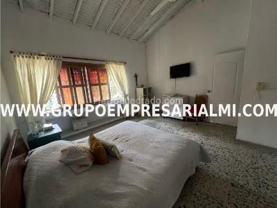 Casa de 5 alcobas en venta en Los Colores, Medellín, 337 m² · foto 12 de 20