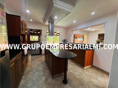 Apartamento de 4 alcobas en arriendo en Loma De Los Bernal, Medellín, 200 m² · foto 8 de 20