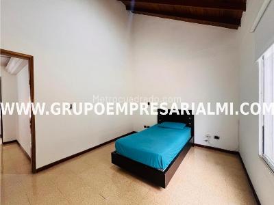 Apartamento de 4 alcobas en arriendo en Loma De Los Bernal, Medellín, 200 m² · foto 16 de 20