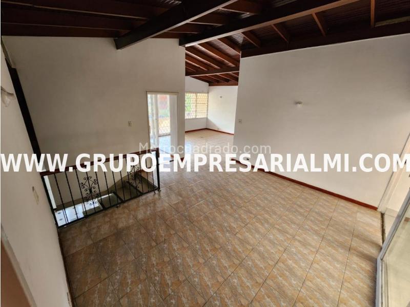 Casa amplia de 4 alcobas en Laureles, 3 niveles