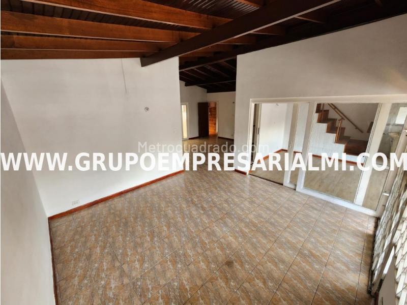 Casa amplia de 4 alcobas en Laureles, 3 niveles - 2