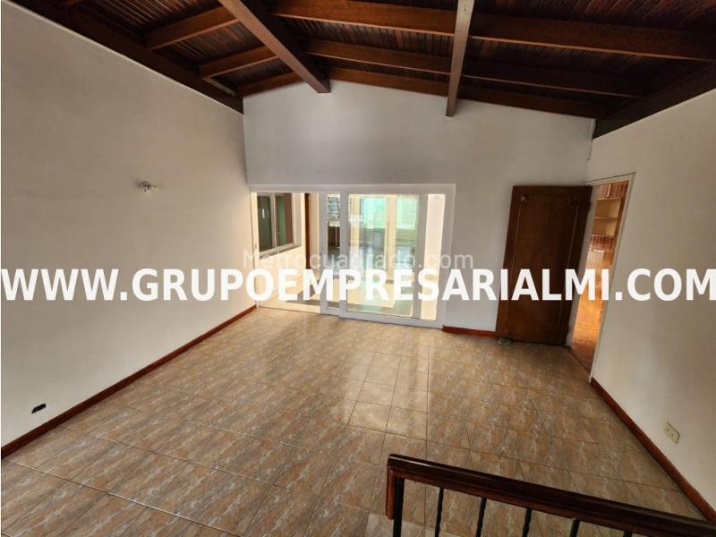 Casa amplia de 4 alcobas en Laureles, 3 niveles - 4