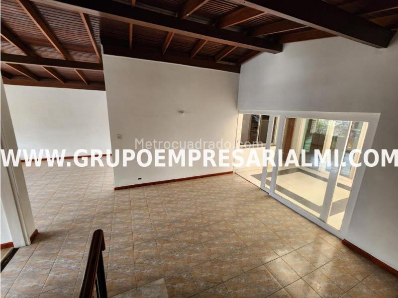 Casa amplia de 4 alcobas en Laureles, 3 niveles - 6