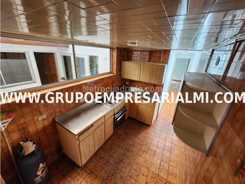 Casa amplia de 4 alcobas en Laureles, 3 niveles - 8