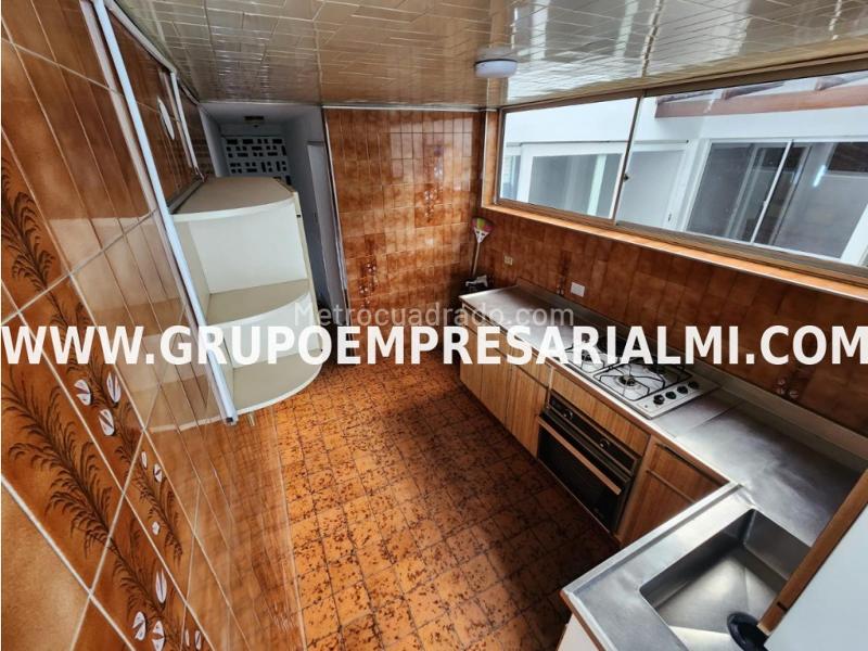 Casa amplia de 4 alcobas en Laureles, 3 niveles - 9