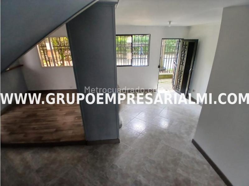 Casa Amplia de 5 Alcobas con Cocina Moderna en Laureles - 2