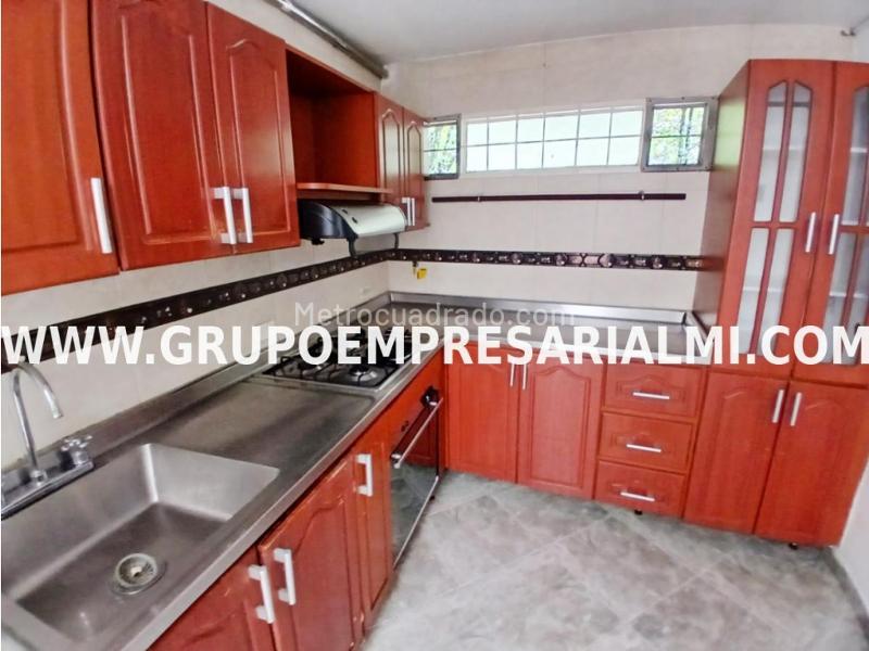 Casa Amplia de 5 Alcobas con Cocina Moderna en Laureles - 3