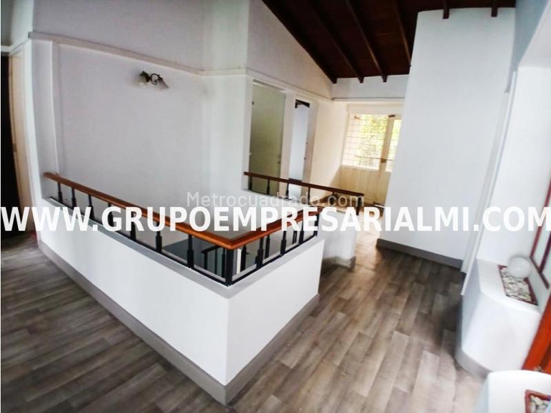 Casa Amplia de 5 Alcobas con Cocina Moderna en Laureles - 4