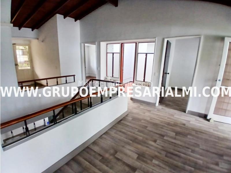 Casa Amplia de 5 Alcobas con Cocina Moderna en Laureles - 9