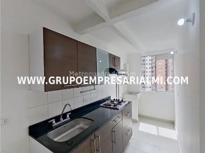 Apartamento de 2 alcobas en venta en Madera, Bello, 59 m² · foto 2 de 19