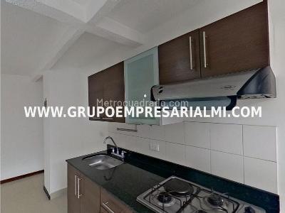 Apartamento de 2 alcobas en venta en Madera, Bello, 59 m² · foto 3 de 19