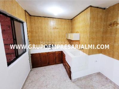 Casa de 5 alcobas en venta en Manrique, Medellín, 194 m² · foto 2 de 17