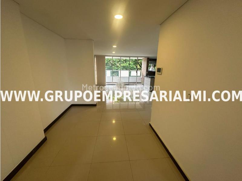 Spacious 3BR Apartment with 5 Baths in La Castellana - 2