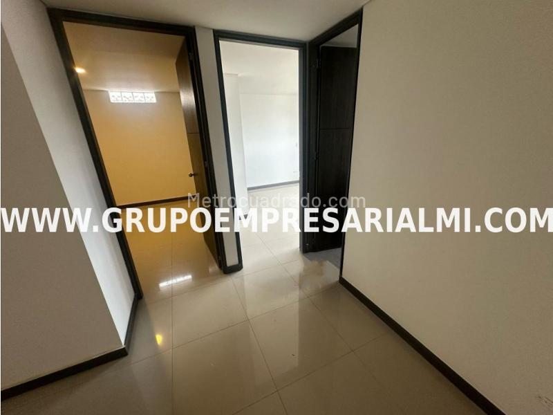 Spacious 3BR Apartment with 5 Baths in La Castellana - 4