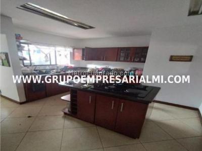 Apartamento de 3 alcobas en venta en Estadio, Medellín, 247 m² · foto 3 de 20