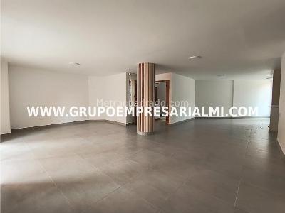 Apartamento de 3 alcobas en venta en Laureles, Medellín, 179 m² · foto 2 de 20