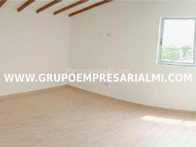 Casa de 5 alcobas en venta en La Pola, Medellín, 55 m² · foto 2 de 20