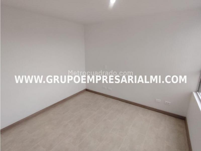 Apartamento de 3 Alcobas en Calasanz, Piso 19 - 8