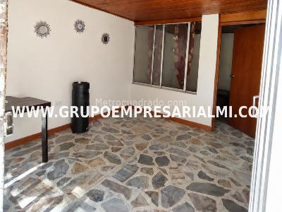 Casa de 3 alcobas en venta en Buenos Aires, Medellín, 36 m² · foto 2 de 20