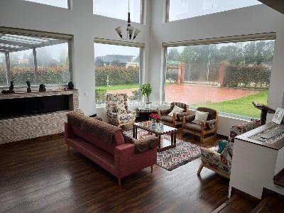Casa de 5 alcobas en venta en Yerbabuena, Chía, 458 m² · foto 2 de 20