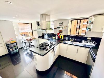 Apartamento de 3 alcobas en venta en Calleja Alta, Bogotá, 221 m² · foto 10 de 20