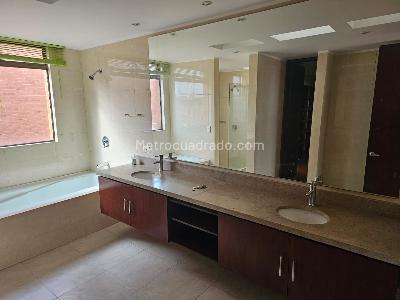 Apartamento de 4 alcobas en arriendo en Ciudad Salitre, Bogotá, 300 m² · foto 16 de 19