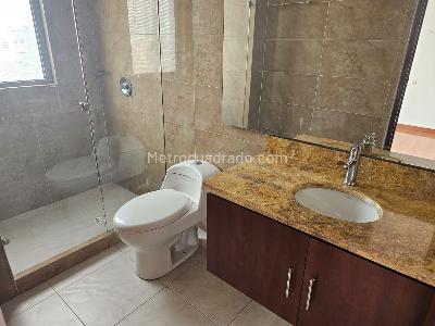 Apartamento de 4 alcobas en arriendo en Ciudad Salitre, Bogotá, 300 m² · foto 18 de 19