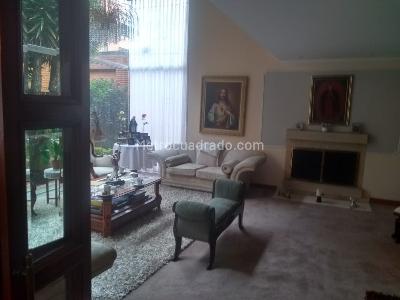 Casa de 4 alcobas en venta en Chico Navarra, Bogotá, 619 m² · foto 2 de 19