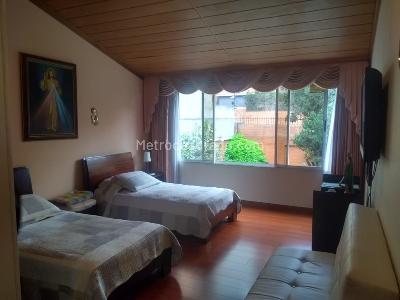 Casa de 4 alcobas en venta en Chico Navarra, Bogotá, 619 m² · foto 4 de 19