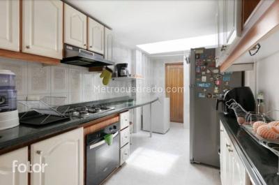 Apartamento de 3 alcobas en venta en Santa Barbara Central, Bogotá, 84 m² · foto 4 de 14