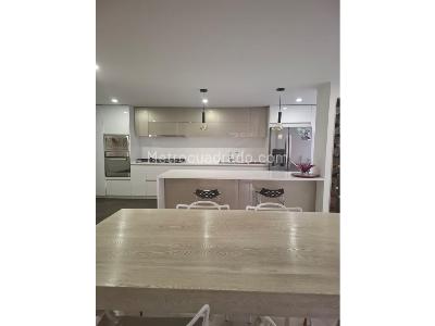 Apartamento de 3 alcobas en venta en Chico Navarra, Bogotá, 131 m² · foto 4 de 20