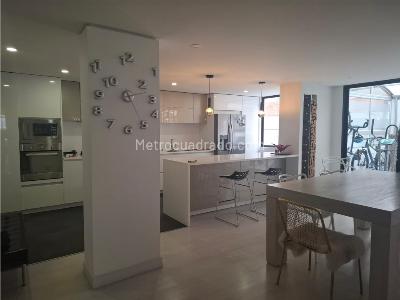 Apartamento de 3 alcobas en venta en Chico Navarra, Bogotá, 131 m² · foto 6 de 20